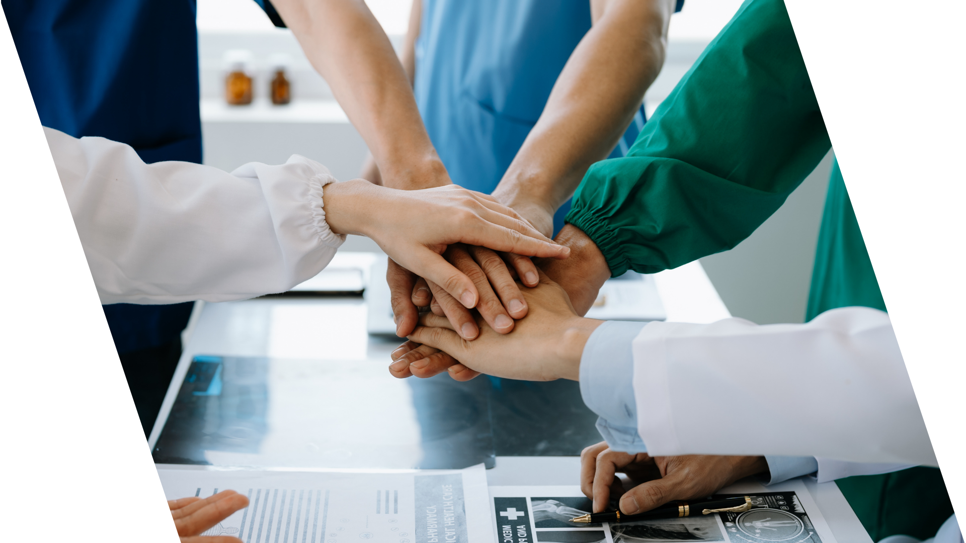 Equipe d'aides soignants mettant leurs mains les unes sur les autres