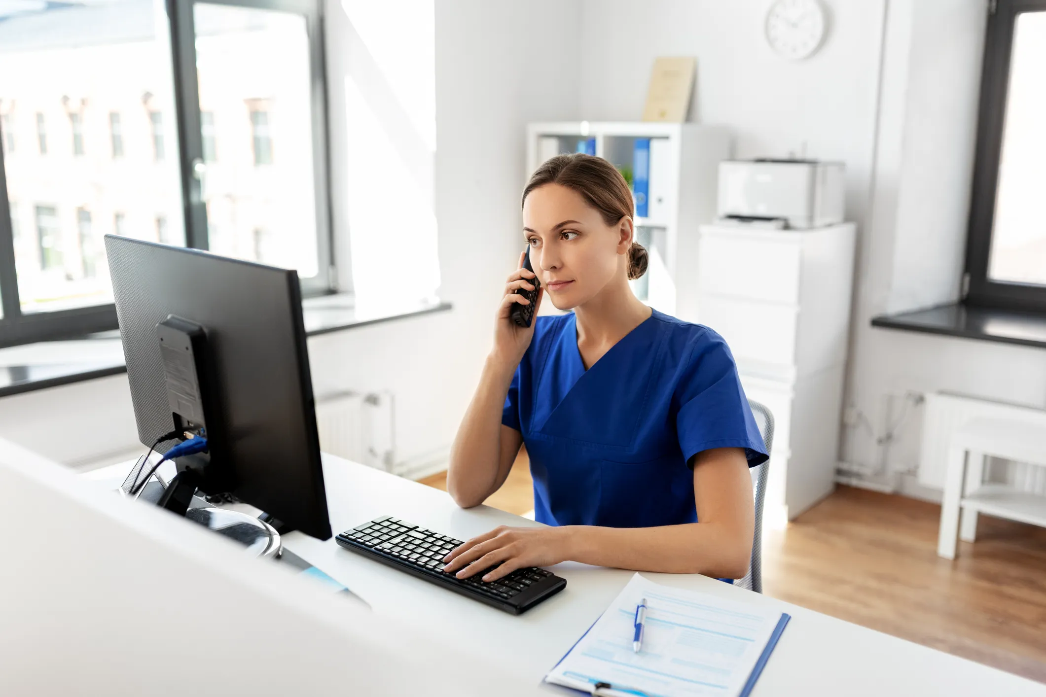 Responsable services au domicile au téléphone dans un bureau